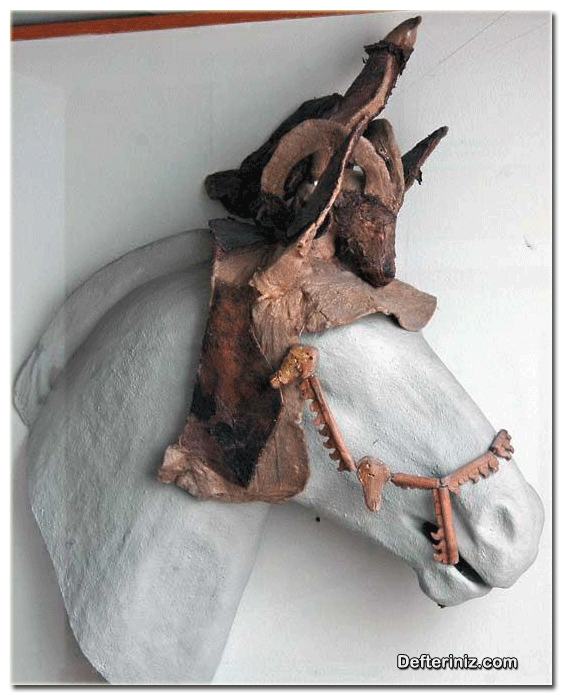 Hun Devleti sanatından bir örnek daha. Kurganda bulunan, bir at başlığı olduğu sanılan garip bir maske.