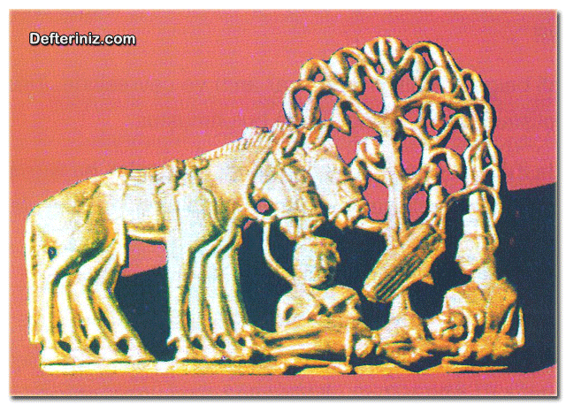 Hun Devleti sanatından bir örnek daha. Altın levha; ağaç altında süvari, eşi ve seyisi.