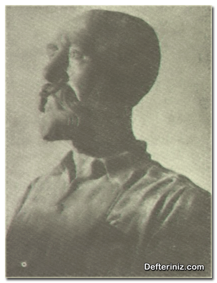 İhsan Özsoy , Osman Hamdi’nin büstü.