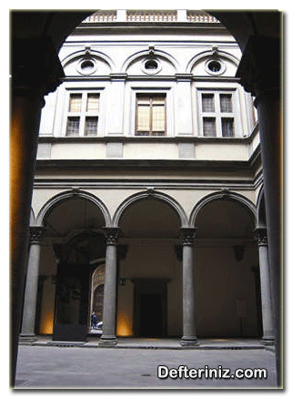 Barok dönemi sanatından bir örnek. Ruccelai Sarayı (Floransa).